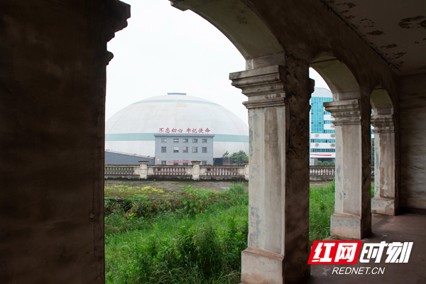 岳州关旧址与胶囊料仓并立江边，1899年的海关建筑与2020年的巨型料仓同框