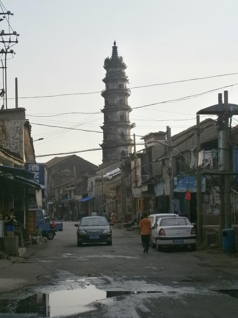 慈氏塔远景，七层八角青砖实心塔矗立在洞庭南路民居天际线上