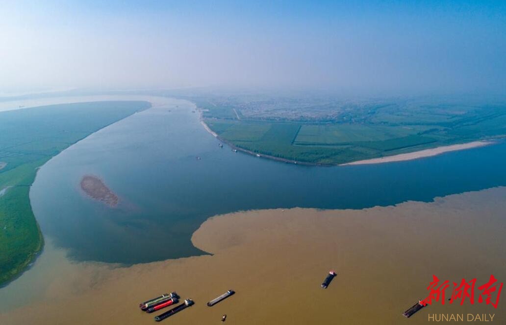 岳阳三江口江湖交汇处，长江与洞庭湖水色一清一浊形成鲜明分界线