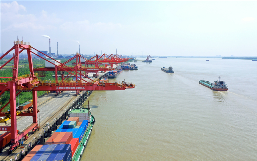 城陵矶港巨型胶囊料仓，与岳州关百米之遥