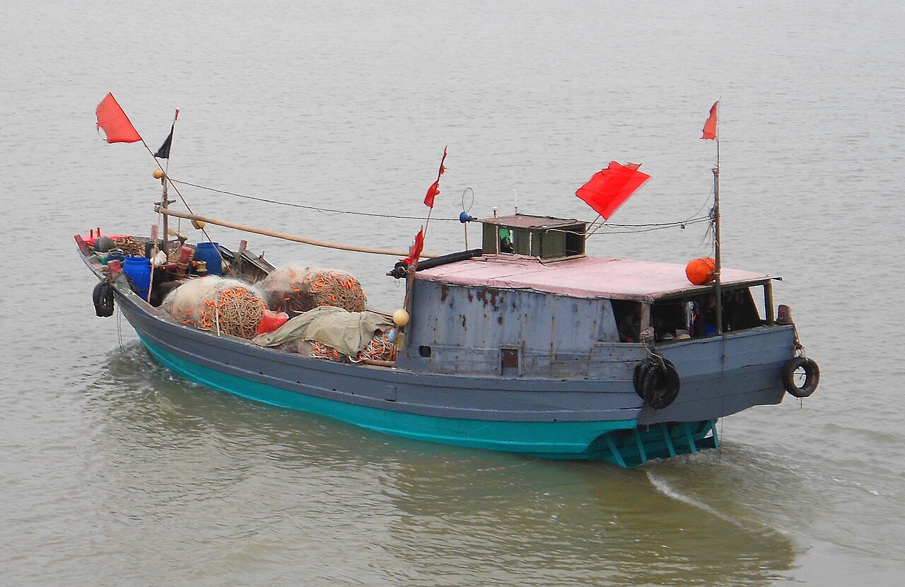 洞庭湖上一艘小型机动渔船,船体停泊在湖岸附近