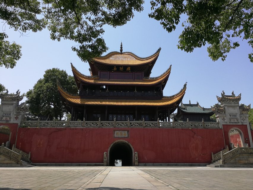 岳阳楼正面：楼下的砖石城台即为古城墙残留段，高约10米，条石砌筑