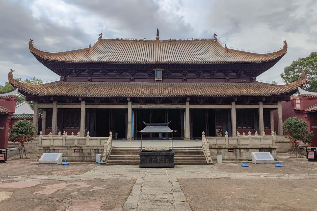 岳阳文庙大成殿正面全景，重檐歇山顶黄琉璃瓦，面阔五间