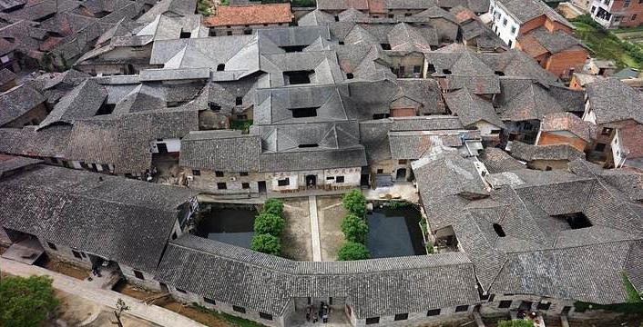 张谷英村院落天井，地面排水孔洞与暗渠相通