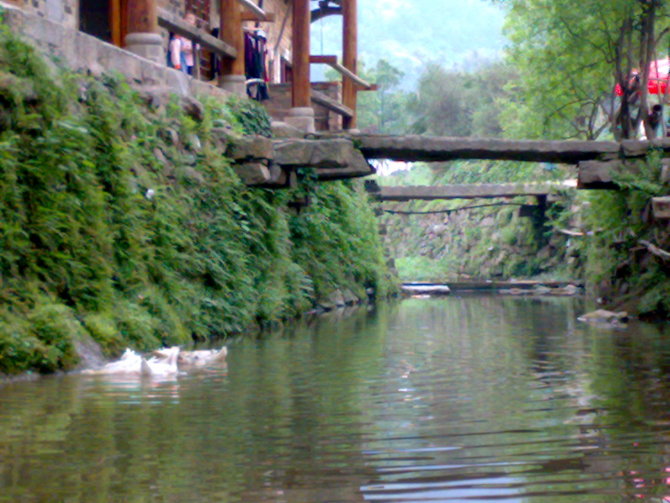 张谷英村内部巷道，高墙夹峙，石板路面，连接各房支