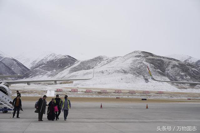 旅客走下飞机