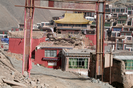 2010年地震后禅古寺的如意塔残段，上半段被完全摧毁