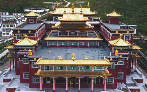 禅古寺建筑群全景：金顶在大经堂上方闪耀