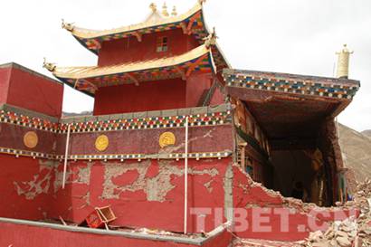 震后禅古寺的帐篷寺院，僧人在蓝色帐篷中继续宗教生活