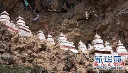 叶巴经堂内的格萨尔及其三十大将塑像