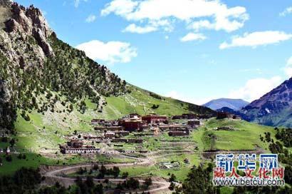 达那寺全景：群山环抱中的千年古刹