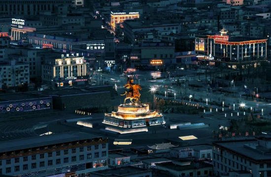 结古镇的城市街景