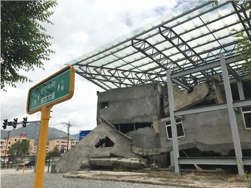 重建后的结古镇商业街日景