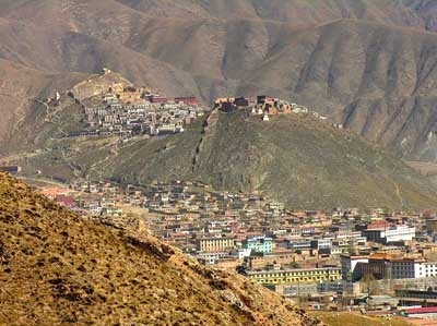 2005年结古镇全景：从结古山上俯瞰老城密集的街巷