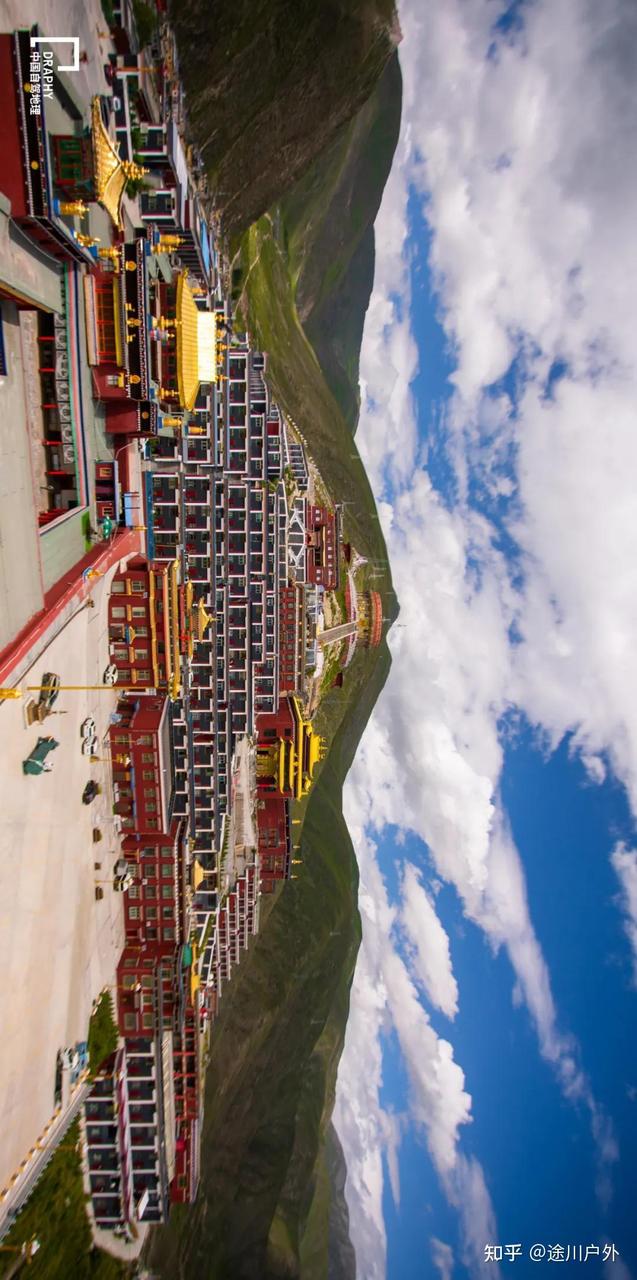 结古镇重建后的全景鸟瞰:色彩明快的藏式建筑由两面山坡向谷地排布