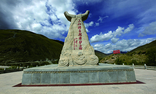 纪念碑与通天河河谷远景