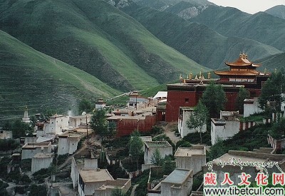 当卡寺远景：山坡上的红色经堂与山下的白色僧舍