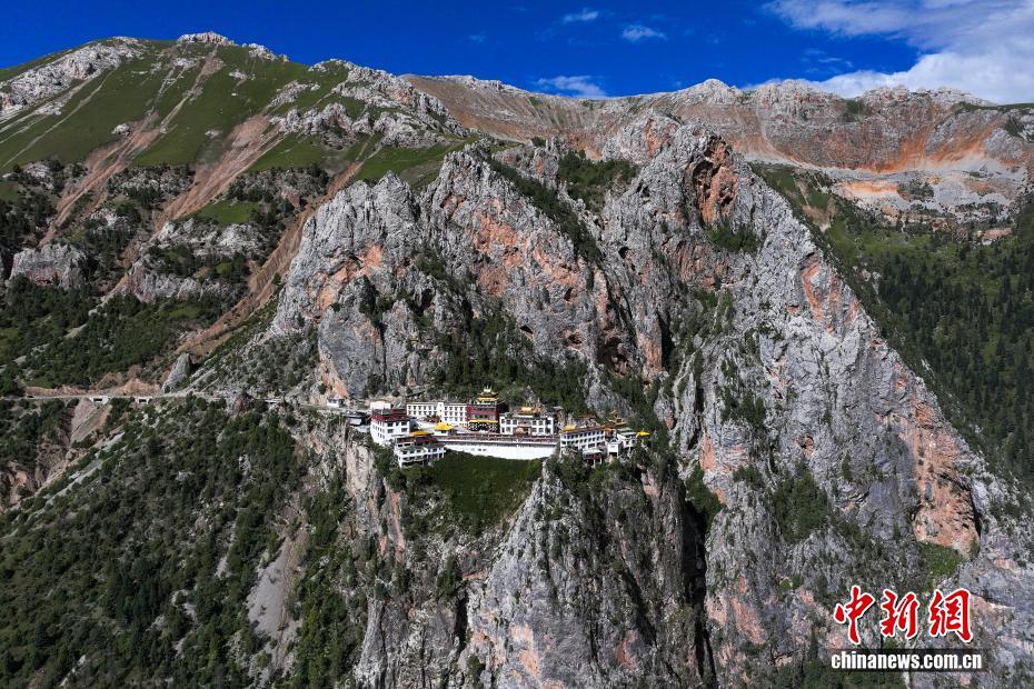 上寺近景：建筑嵌入崖壁岩缝
