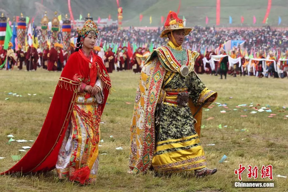 玉树赛马节上格萨尔王与王妃珠姆入场