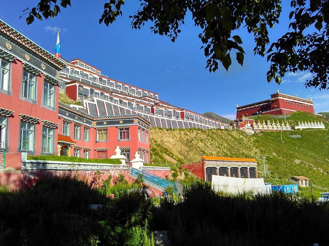 从结古镇远眺结古寺建筑群