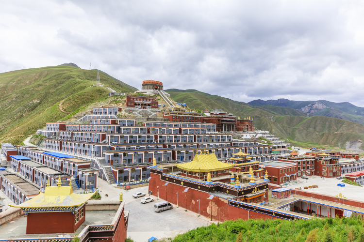 结古寺重建后的经堂