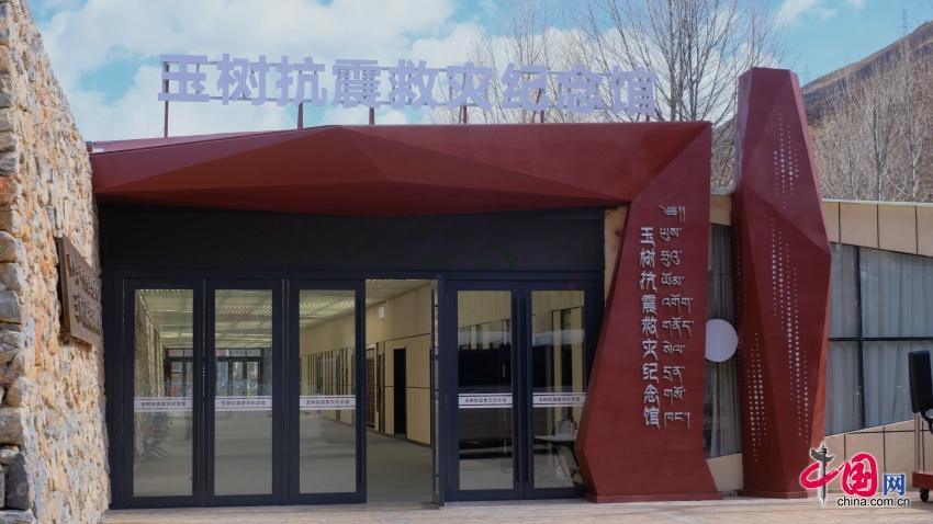 纪念馆下沉式入口通道，地面逐渐下降通向地下一层展馆