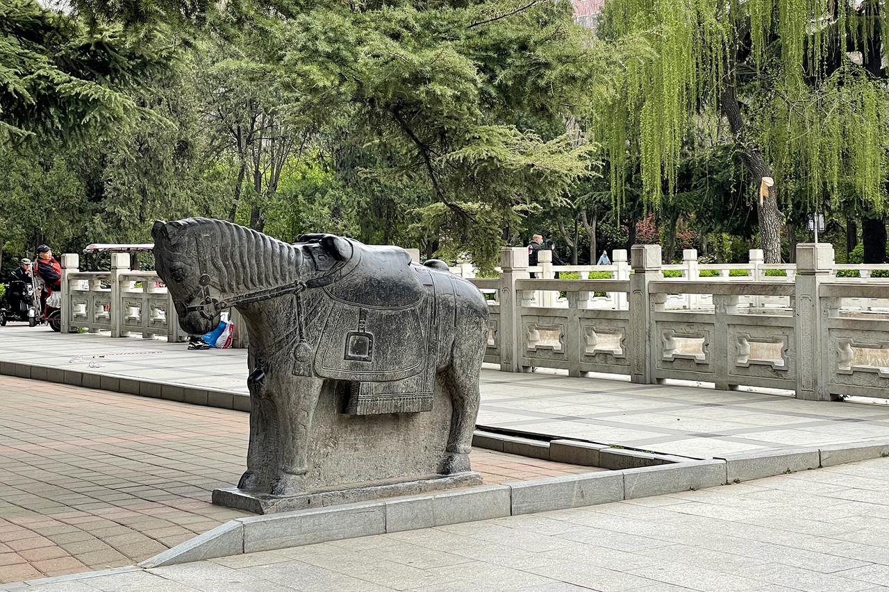 碧沙岗公园的双马池与石马