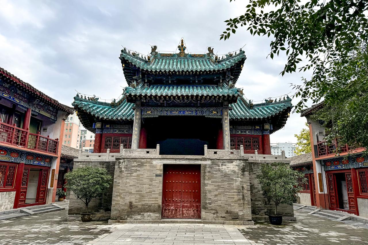 城隍庙大殿庭院，绿色琉璃瓦、朱红木柱、丹墀构成官式建筑色调
