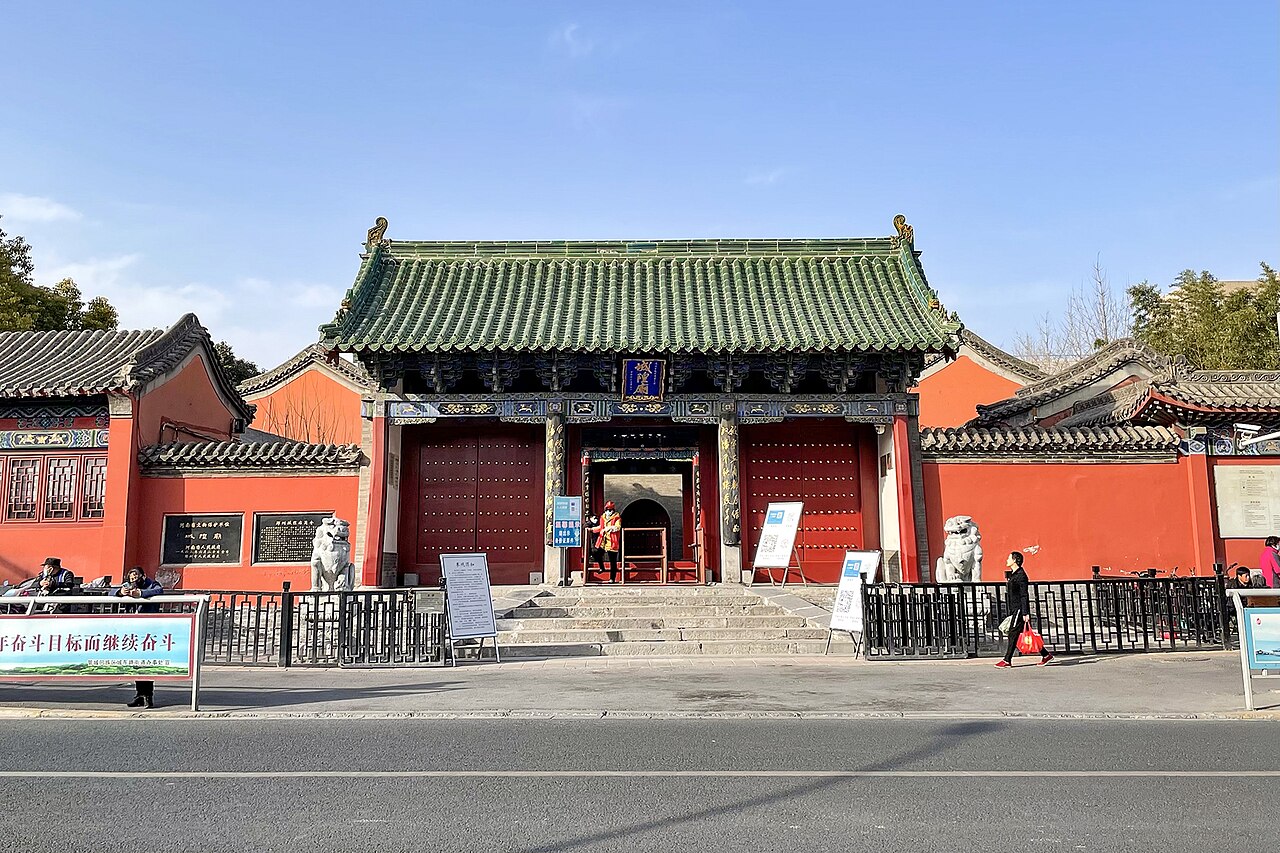 郑州城隍庙大门，悬山式屋顶覆绿色琉璃瓦，门前石狮成对