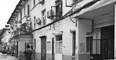 棉纺路沿线苏式红砖住宅楼群，锯齿形屋顶在远处露出轮廓