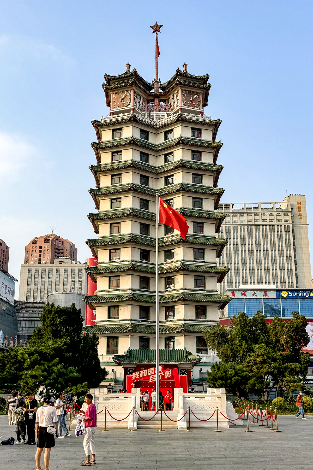 郑州二七纪念塔外观，仿古联体双塔结构