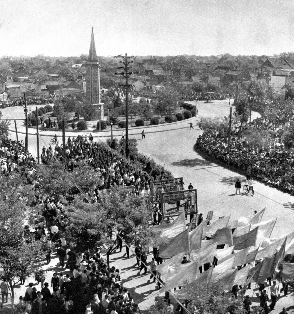 1950年代二七广场上的木塔，与纪念堂同时期的城市景观