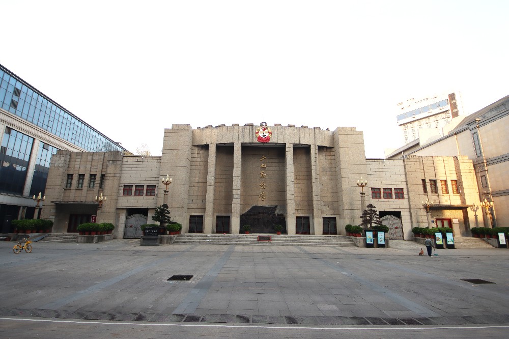二七纪念堂正面近景，"二七纪念堂"名称清晰可见