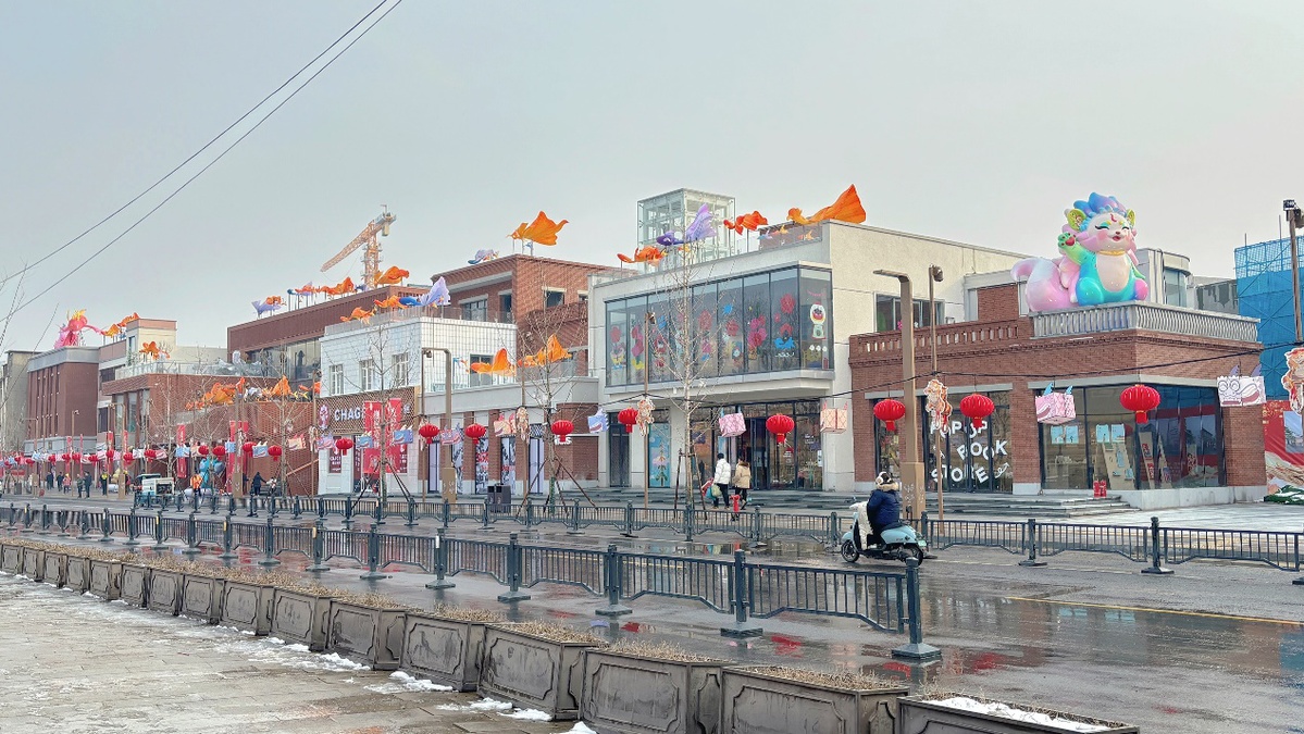 2024年春节阜民里A区开街时的夜景，红砖建筑被灯光和节庆装饰点亮
