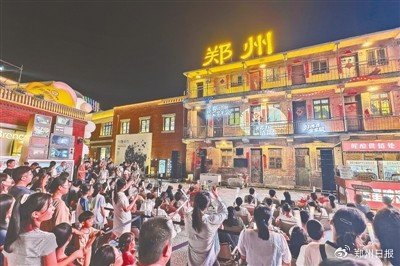 阜民里主巷两侧的红砖排房，外挂楼梯和木窗铁门清晰可见