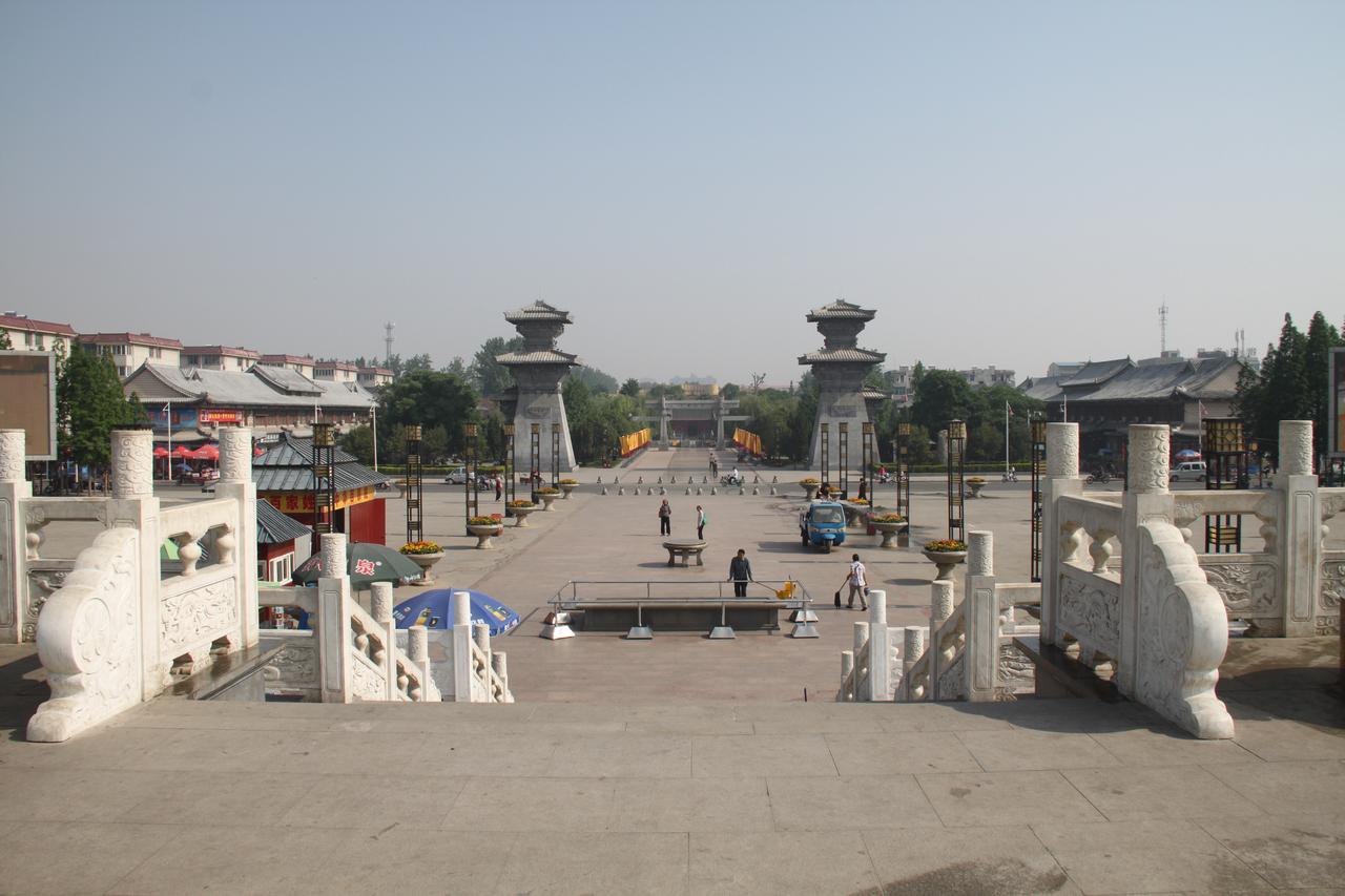 拜祖广场全景，五色土图案地面和拜祖台