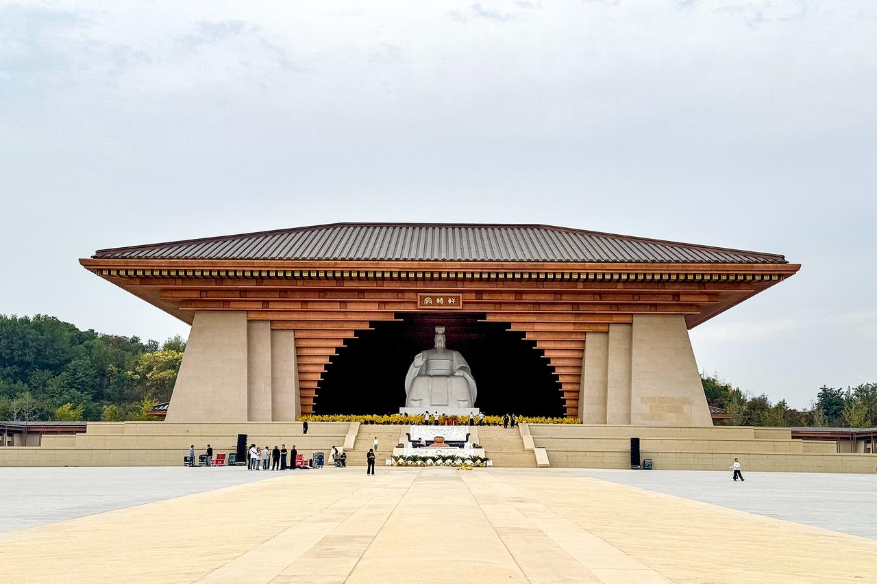 黄帝故里景区全景，从南向北依次是中华姓氏广场、轩辕故里祠、拜祖广场和黄帝像