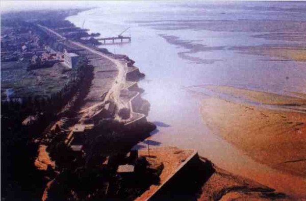花园口险工段大堤,堤顶道路与备防石堆