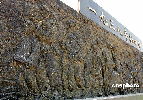 花园口大堤上的护堤工程与河道