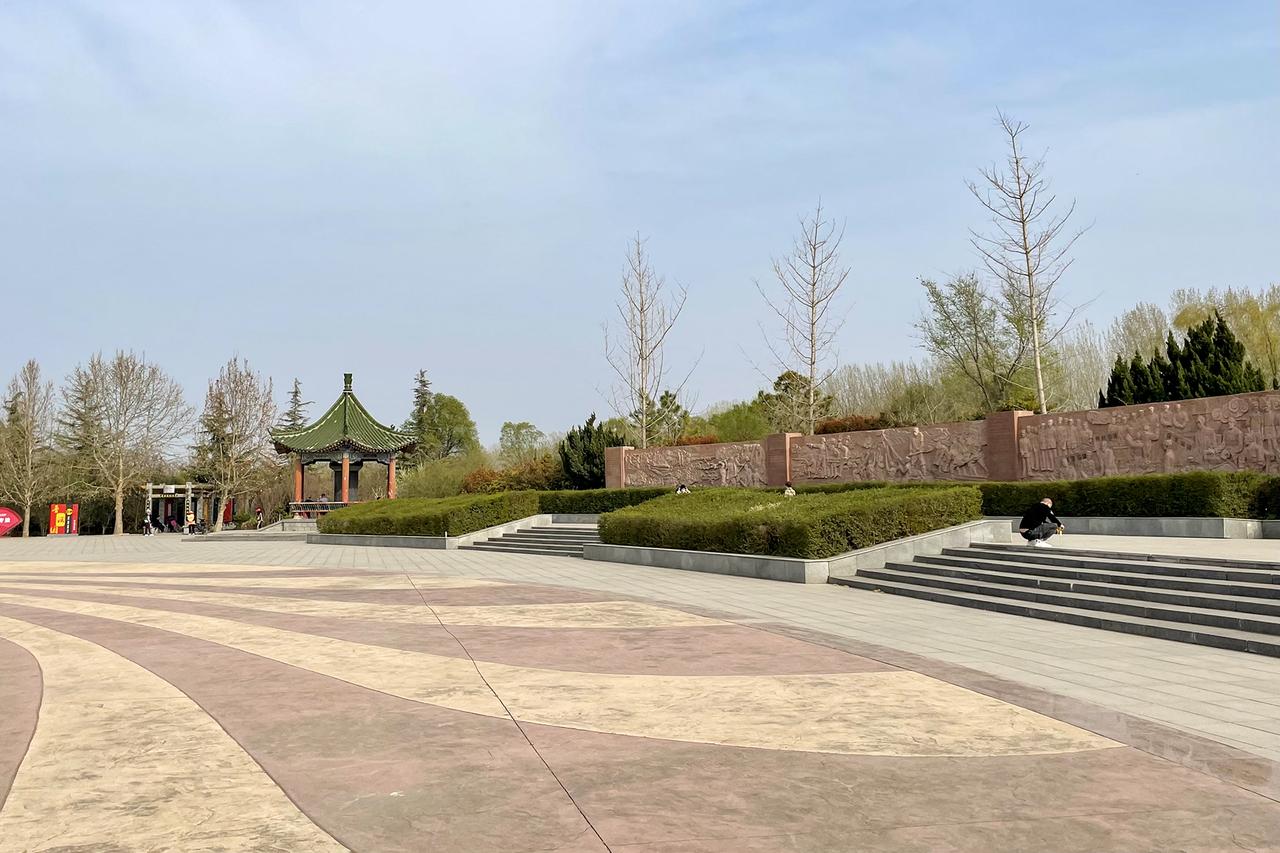 花园口纪事广场浮雕墙，八个画面叙述了决堤到治黄的全过程
