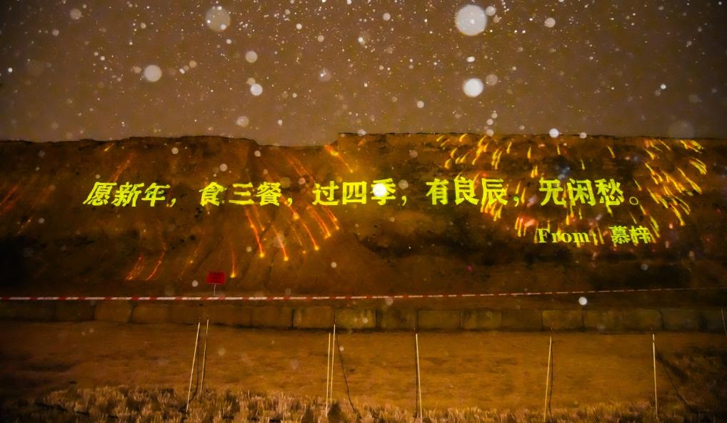 磨街文创园内的旧车床被改造为露天装置，与餐饮座位区结合