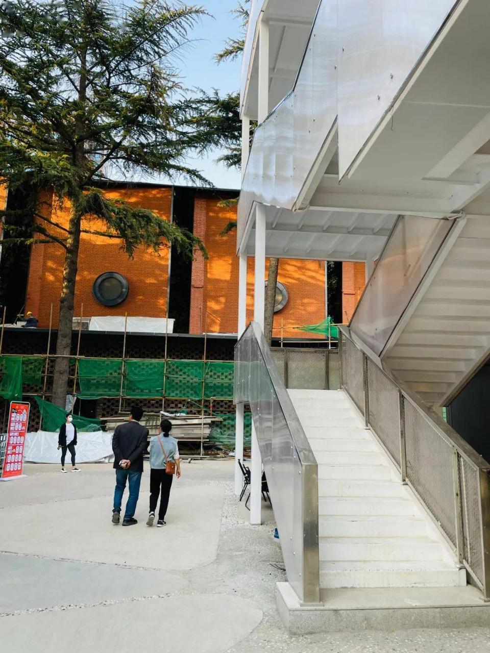 磨街文创园内保留的原厂区"安全生产"标语，斑驳字迹与新建商业空间的对比
