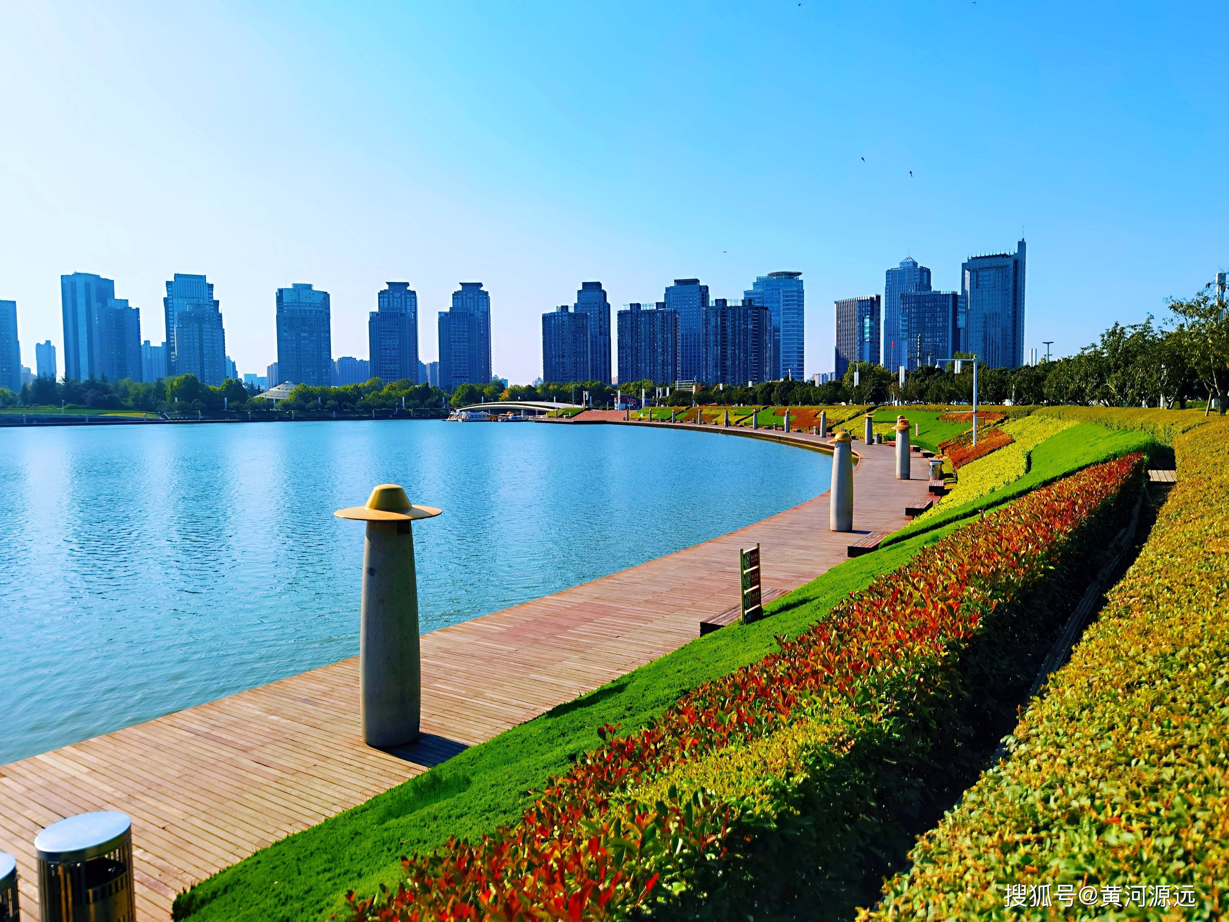 郑东新区CBD如意湖畔,环形建筑群与湖面景观