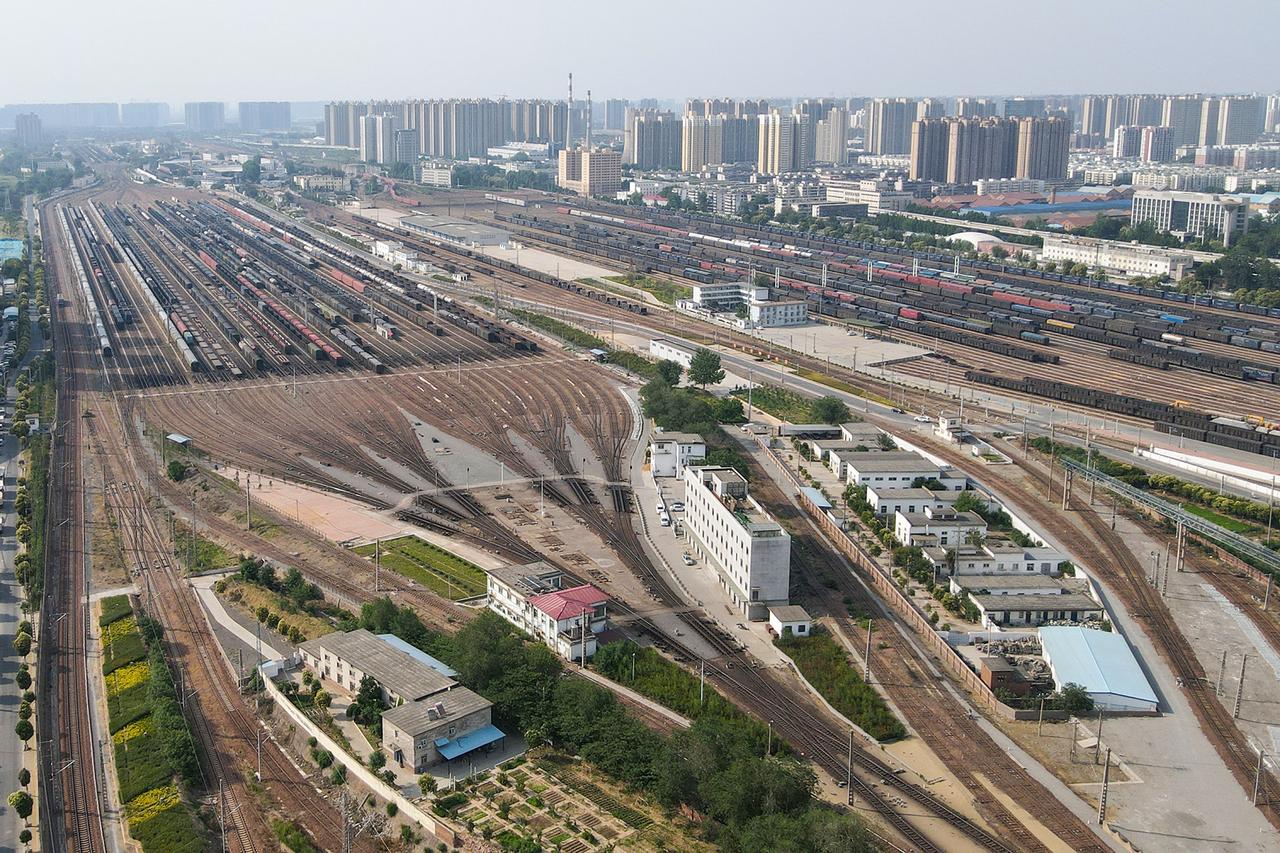 郑州北站编组场航拍全景：数百条轨道平行排列延伸至天际线