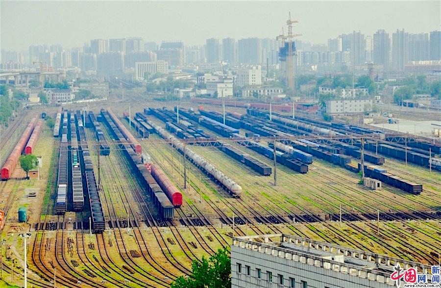 郑州北站编组场高空俯视图：多组轨道汇入不同功能区