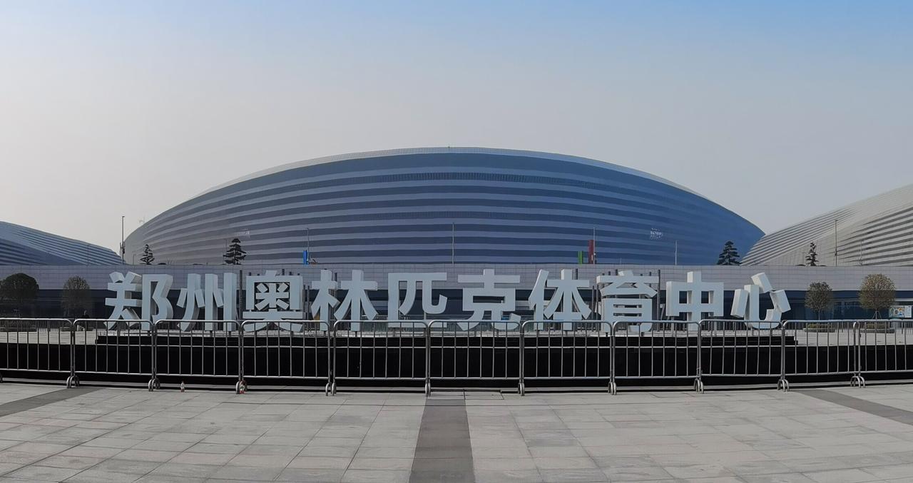 郑州奥体中心外景,弧形银白色罩棚和玻璃幕墙