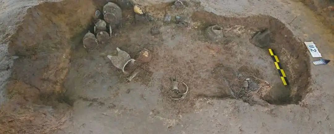 书院街墓地M2发掘现场:拆迁垃圾下的商代墓葬