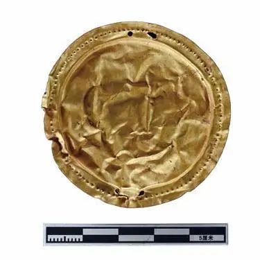 M2出土的金泡和黄金绿松石兽形牌饰