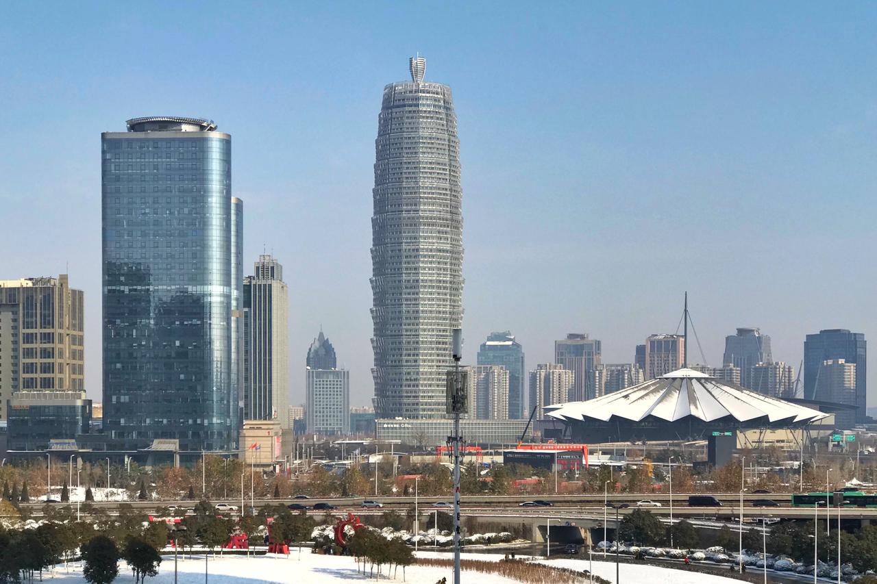 郑东新区CBD天际线，会展中心、艺术中心与千玺广场构成三个视觉层次