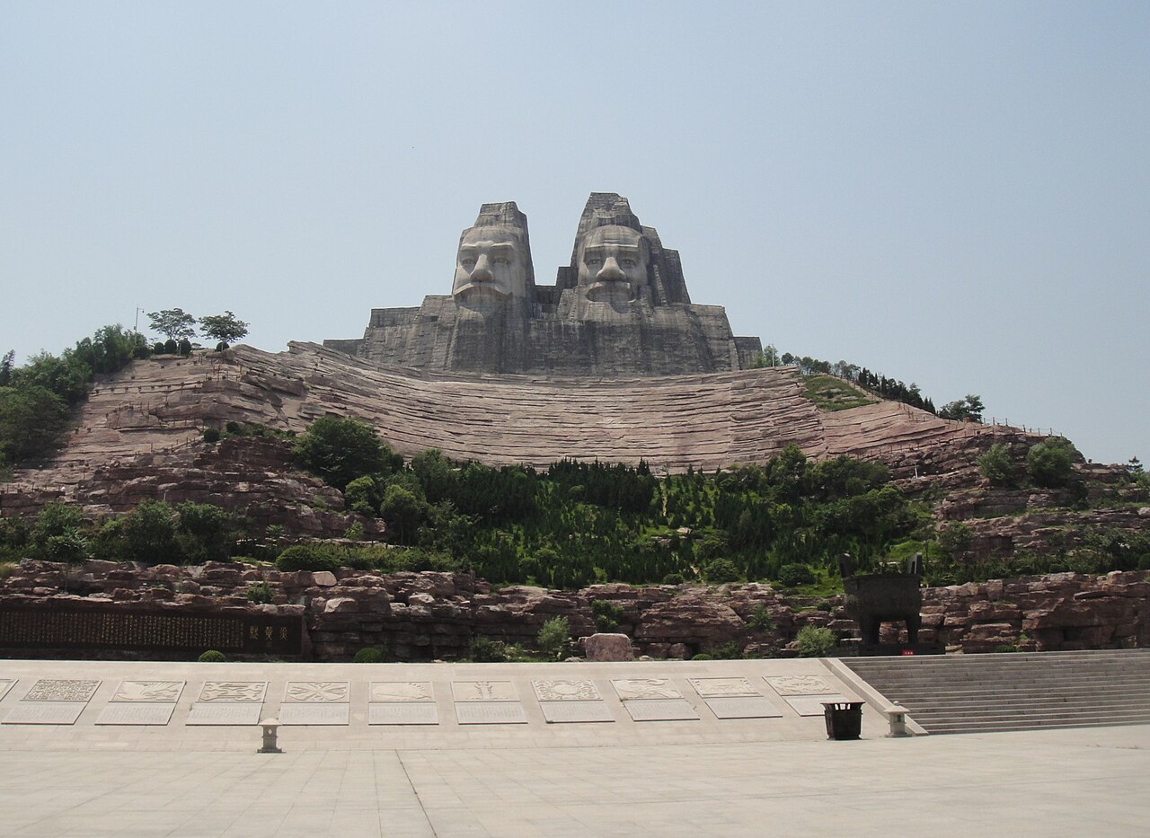 炎黄广场的全景，可见炎黄鼎、纪念坛和远处黄河河道